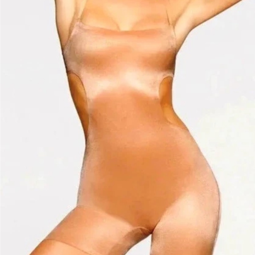 SKIMS Barely There Shapewear Mid Thigh Bodysuit Clay Cut Out Back 4X NEW